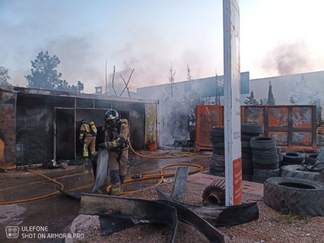 Bomberos del Consorcio de Extinción de Incendios y Salvamento extinguen un incendio en el Ecoparque de Los Alcázares