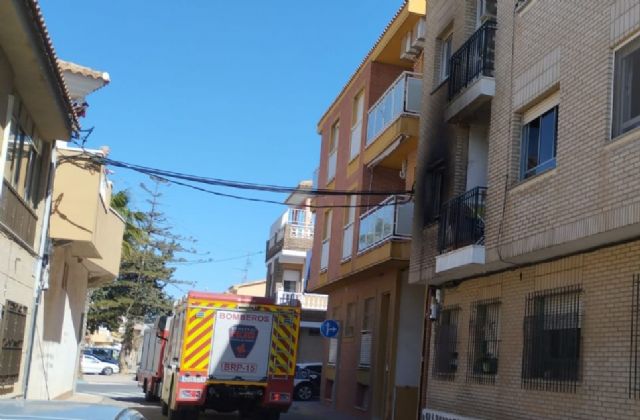 Bomberos extinguen un incendio en un edificio en Los Alcázares
