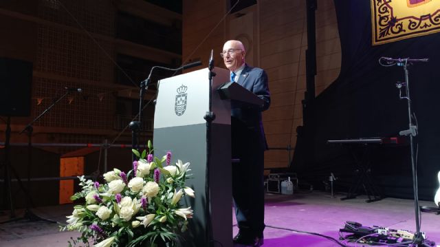 NOTA: El El Hermano Mayor Juan López recibe el Premio Al-Kazar en nombre de la Hermandad Virgen de la AsunciónMayor Juan López recibe el Premio Al-Kazar en nombre de la Hermandad Virgen de la Asunción